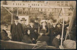 cca 1910 Abbáziai hajókirándulók, megírt fotólap, felületén törésnyomokkal, 9×13 cm