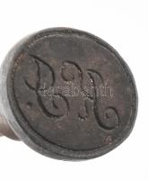KJ vagy KI monogramos pecsétnyomó bronz 4 cm, fa tokban