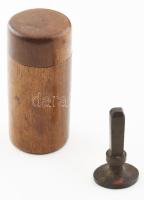 KJ vagy KI monogramos pecsétnyomó bronz 4 cm, fa tokban