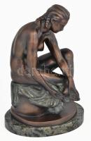 Kisfaludi Strobl Zsigmond (1884-1975): Fürdőző nő. Patinázott bronz, márvány talapzaton. Jelzett, 1/...