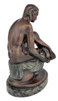 Kisfaludi Strobl Zsigmond (1884-1975): Fürdőző nő. Patinázott bronz, márvány talapzaton. Jelzett, 1/...