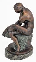 Kisfaludi Strobl Zsigmond (1884-1975): Fürdőző nő. Patinázott bronz, márvány talapzaton. Jelzett, 1/...