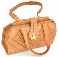 Női bőr táska, hozzá való kesztyűvel, valamint egy Szénásy naptárral csontnyelű ceruzával