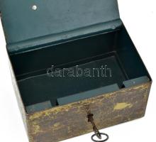 Antik fém pénzkazetta kulccsal 18x13x9 cm