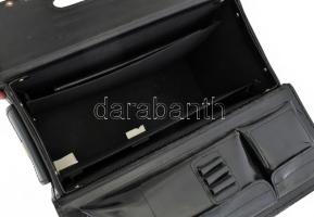 Malév számzáras pilótatáska, benne mappával. Kopásokkal, de szép állapotban, kemény oldalakkal, 45x3...