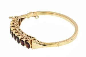 Arany (Au) 14K karperec biztonsági lánccal, 9 db gránát kővel, jelzett, 55,8×5 cm, br: 20,1 g