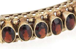 Arany (Au) 14K karperec biztonsági lánccal, 9 db gránát kővel, jelzett, 55,8×5 cm, br: 20,1 g