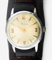 Raketa kézi felhúzós szovjet karóra, másodpercmutatóval, bőr szíjjal, működik, kissé koszos számlapp...