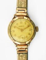 Nomeca női karóra, kézi felhúzós, másodpercmutatós, aranyozott fém szíjjal és tokkal, némi kopással,...