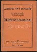 A Magyar Vívó Szövetség és a Nemzetközi Vívószövetség versenyszabályai. Bp., 1933, Magyar Vívó Szövetség. Kiadói papírkötés, sérült gerinc, belül a gerincnél levált, egyébként jó állapotban.