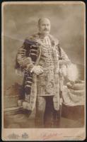 1907 Kubik Gyula (1863-1928) vasútépítő mérnök díszmagyarban, keményhátú fotó Strelisky budapesti műterméből, sérült, törött karton, 21×13 cm
