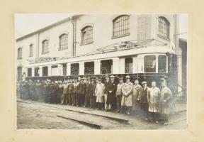 1928 Spanyol M.CD 1 "Ganz largo" ("Hosszú Ganz") villamos motorkocsi a gyárban (nyomtáv: 1000 mm, 410 LE, gyártó a Ganz 1928-ban), kartonra kasírozott fotó, kis sarokhiány, sérült karton, 15,5×22 cm