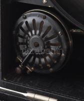 Polyphon hordozható gramofon. Jelzett, nem működik, jó állapotban, tartalék tűkkel