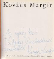 Kovács Margit keramikusművész kiállítási katalógusa (Dedikált) (1970) Budapest, 1970. Műcsarnok (Balassagyarmati Nyomdavállalat.) [36] p. Egyetlen kiadás. Dedikált: ,,Az egész kis Pataky családnak szeretettel: Kovács Margit". A Kovács Margit-alkotások egész oldalas felvételeivel gazdagon illusztrált katalógus a keramikusművész Műcsarnok-beli tárlata alkalmából készült, a kiállítás 1970. június 6. és 28. között volt látható. A tárlatot Lányi Ottóné rendezte, katalógusunkat Katona László tervezte. Fűzve, színes, illusztrált kiadói borítóban. Jó példány.