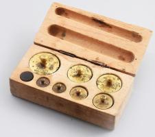 Réz súly készlet, 8 darabos, fa dobozban.