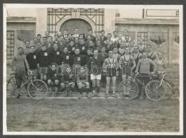 1935 Dunakeszi, Magyarság Dal és Önk. Egyesület fotóalbuma egyesületi tag részére, elnökség aláírása...