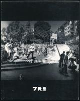 7R2. 7 Réteg 2. Szerk.: e357 és Galkó Máté. Bp., 2009., nyn. Fekete fehér fotókkal illusztrált. Kiadói papírkötés. Számozott (669./1000) példány.