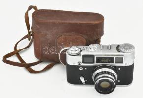 cca 1970 FED-4 szovjet távmérős fényképezőgép, Industar 61 f/2.8 52mm objektívvel, eredeti, kissé viseltes bőr tokjában / Vintage USSR rangefinder camera, in original, slightly worn leather case