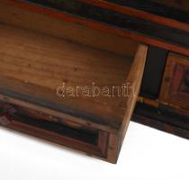 Fali téka. Harta, 1884. Festett, faragott fenyőfa két fiókkal, tulajdonosi felirattal: "Konrad ...