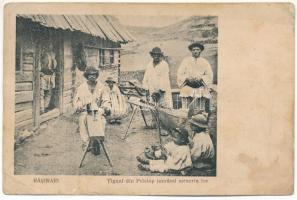 Resinár, Rasinari (Nagyszeben, Sibiu); Tigani din Prislop lucrand meseria lor / Priszlopi kézműves cigányok munka közben. Bucur Hurdubelea kiadása / Gypsy craftsmen from Prislop (szakadás / tear)