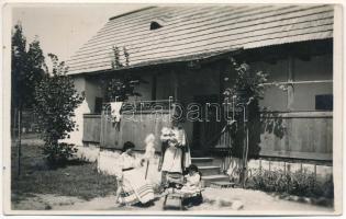 Felsőmezős, Campani (Bihar, Bihor); Casa / ház, népviselet, fonó asszony / house, folklore, spinning woman