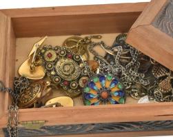 Vegyes bizsu ékszerek fa ládikában keleti ékszerek, stb