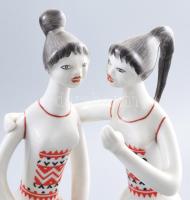 Hollóházi pletykázó lányok. Jelzett, kis kopással, m: 23,5 cm