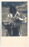 Máramarossziget, Sighetu Marmatiei; Tip / Gyereket a hátán kosárban hordó erdélyi nő / Transylvanian folklore, child in a basket