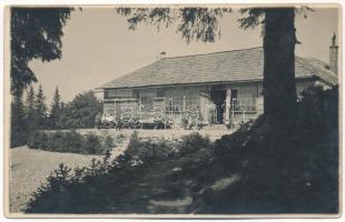 Brassó, Kronstadt, Brasov; Schuler menház turistákkal, "Szigorúan tilos 30 szálnál több királyrózsát és havasi rózsát szedni" tábla / mountain rest house, tourists. G. Oprean Zarnesti photo (fl)