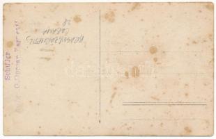 Brassó, Kronstadt, Brasov; Schuler menház turistákkal, "Szigorúan tilos 30 szálnál több királyr...