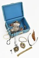 Vegyes ékszer tétel, benne sérült ezüst, dekoratív ékszeres ládában 14x19x8 cm