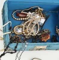 Vegyes ékszer tétel, benne sérült ezüst, dekoratív ékszeres ládában 14x19x8 cm