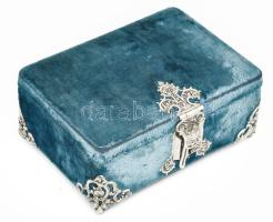 Vegyes ékszer tétel, benne sérült ezüst, dekoratív ékszeres ládában 14x19x8 cm