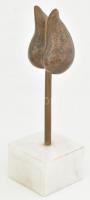 Ismeretlen szobrász: Nőszirom. Bronz, márvány talpazaton, m: 22 cm
