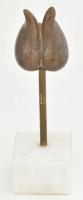 Ismeretlen szobrász: Nőszirom. Bronz, márvány talpazaton, m: 22 cm