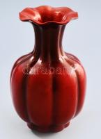 Zsolnay ökörvérmázas váza. Formába öntött finomfajansz. Karélyosan tagolt vázatest, fényes ökörvér színű eozinmázzal fedve. Jelzett, talpán kis kopottsággal, m: 16 cm