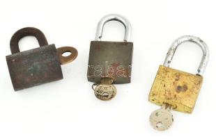 3 darab lakat, kulccsal