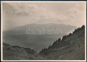 cca 1910 Brassó környéki hegyek, kilátás a Keresztényhavasokról, Erdélyi Mór (1866-1934) felvétele, hátulján feliratozva, 11,5×16 cm / Brasov (Kronstadt), mountains, vintage photo by Mór Erdélyi, 16×11,5 cm