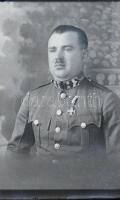 cca 1940 Csendőr törzsőrmester kitüntetéssel, üvegnegatív, 9x6 cm
