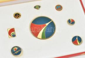 1980. "Interkozmosz" 7xklf műgyantás jelvény és 1db műgyantás bronz emlékérem (80mm) az 1980-as szovjet-magyar közös űrrepülés emlékére eredeti dísztokban T:UNC-XF