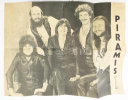 1978 A Piramis rockegyüttes fényképes, a tagok által egyenként aláírt plakátja, hajtva, sarkainál gombostűlyukkal, jó állapotban, 38,5×50 cm