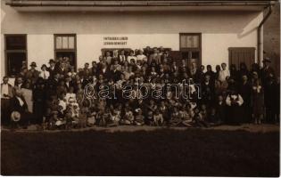 Kolozsvár, Cluj; Keresztény Testvéri Gyülekezet középen fekete kalapban Dr. Kiss Ferenc anatómia professzor, a gyülekezet vezetője / Christian Brotherhood Church with Ferenc Kiss as the leader. Foto Schwarz Aurelia photo