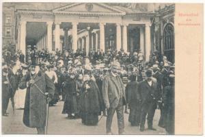 Mariánské Lázne, Marienbad; am Kreuzbrunnen. König Eduard v. England / Edward VII before the spa. VerlagLeop. Weil 6279.