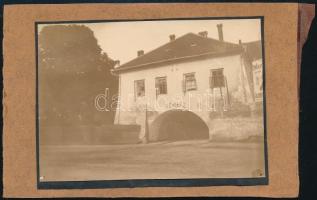 cca 1912 Eperjes (Felvidék), régi kórház, kartonra ragasztott fotó hátoldalon felirattal, jó állapotban, 8×10,5 cm