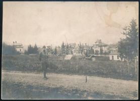 1918 Villasor Predeálon az erdélyi határnál, magyar katonával, fotó hátoldalon felirattal, enyhén foltos, 8×11 cm