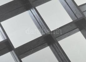 Miniatúra tároló vitrin. Üvegezett, kopással, 41x32 cm