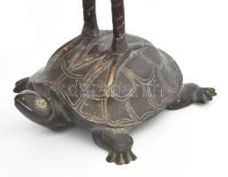 Teknősön álló darumadár szobor pár. cca 1900, Távol-Kelet, bronz, jelzés nélkül, m: 39 cm