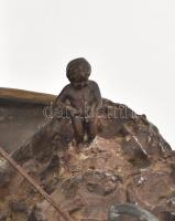 Csónakból horgászó fiú. Bronzírozott fém, márvány talapzaton, kopással, 34x17x24 cm