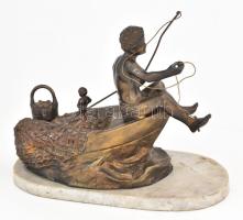 Csónakból horgászó fiú. Bronzírozott fém, márvány talapzaton, kopással, 34x17x24 cm