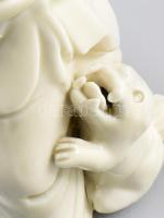 Arhat. Ritka dehua porcelán, Kína, XX. sz., jelzett, a kézműves készítés jegyeit mutató applikált te...